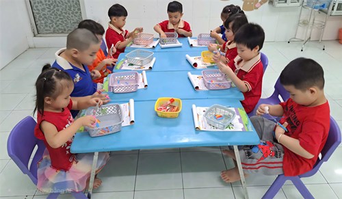 Các bé lớp chồi 4 rèn kỹ năng cầm kéo cắt