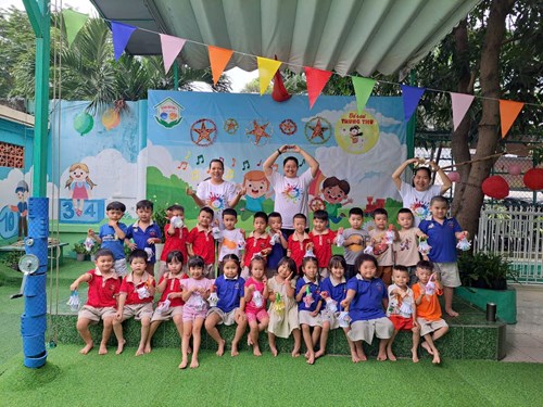 Các bé lớp chồi 4 trang trí và làm lồng đèn