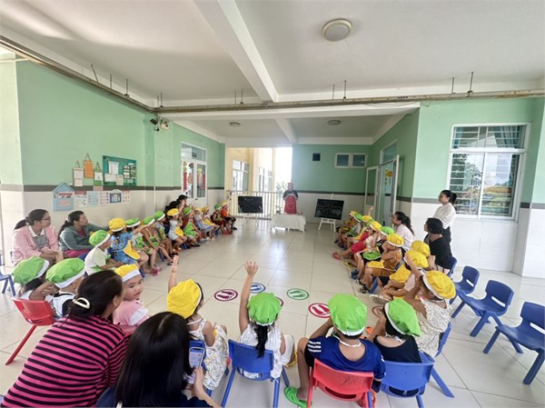 Lớp Chồi 1, Trường Mầm non Mạ Non phối hợp cùng phụ huynh tổ chức thực hiện hoạt động  Bé làm bánh mì que 