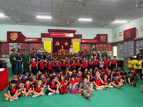 Hoạt động trải nghiệm tham quan doanh trại quân đội nhân dân