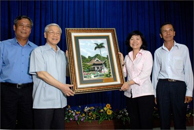 Hình ảnh tổng bí thư nguyễn phú trọng cùng các đồng chí lãnh đạo trung ương và thành phố đến làm việc tại quận 8 vào năm 2013