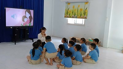 Cô đặng thị thanh huế lên chuyên đề tcxh đề tài  ngày của mẹ  lớp lá 3