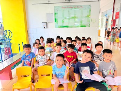 Các bé lớp Lá 1 tham gia khám sức khỏe tại trường.