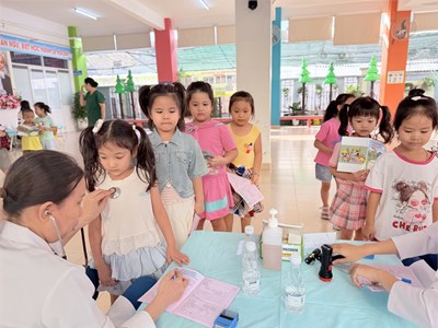 Các bé lớp Lá 2 được khám sức khỏe tại trường