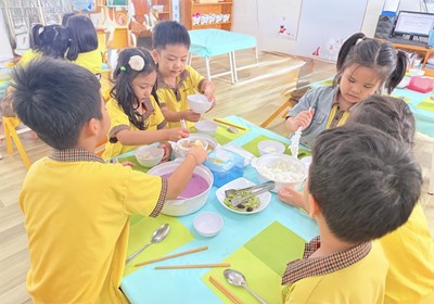 Lớp Lá 2 tổ chức cho trẻ ăn bữa ăn gia đình