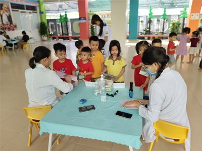 Các bé lớp Chồi 1 tham gia khám sức khỏe.