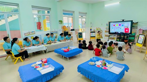 Thao giảng chuyên đề: Chấm màu tạo hình bông hoa