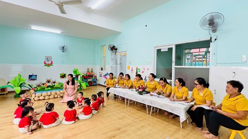 Thao giảng: Hoạt động “Làm quen văn học – Kể chuyện: Đôi bạn nhỏ” nhóm Cháo (13-18 tháng)