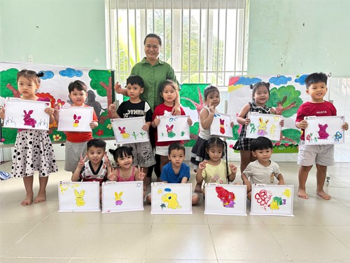 Hội thi Giáo viên giỏi cấp trường năm học 2025-2026: Cô Kim Trúc với tiết dạy hoạt động tạo hình: Vẽ tranh theo bóng