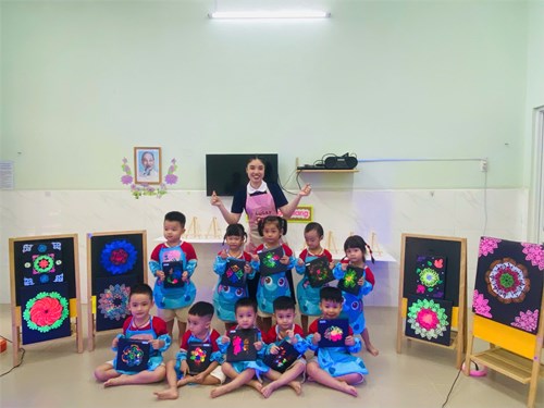 Hội thi Giáo viên giỏi cấp trường năm học 2025-2026: Cô Tuyết Nhi với tiết dạy hoạt động tạo hình: Bức tranh dạ quang