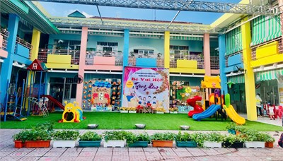 Tổ chức cho các cháu thu hoạch rau mồng tơi - rau muống