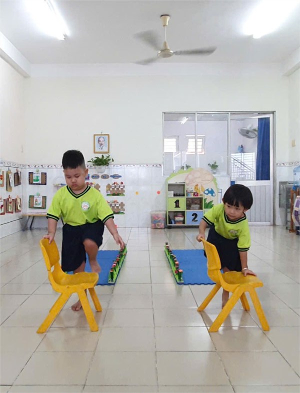 Thể chất: Đi trong đường hẹp trèo lên xuống ghế - Lớp 4-5 tuổi (3)